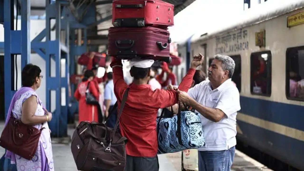 Train Luggage কতগুলি ব্যাগ নিয়ে ট্রেনে ওঠেন? লাগেজে নয়া নিয়মটা