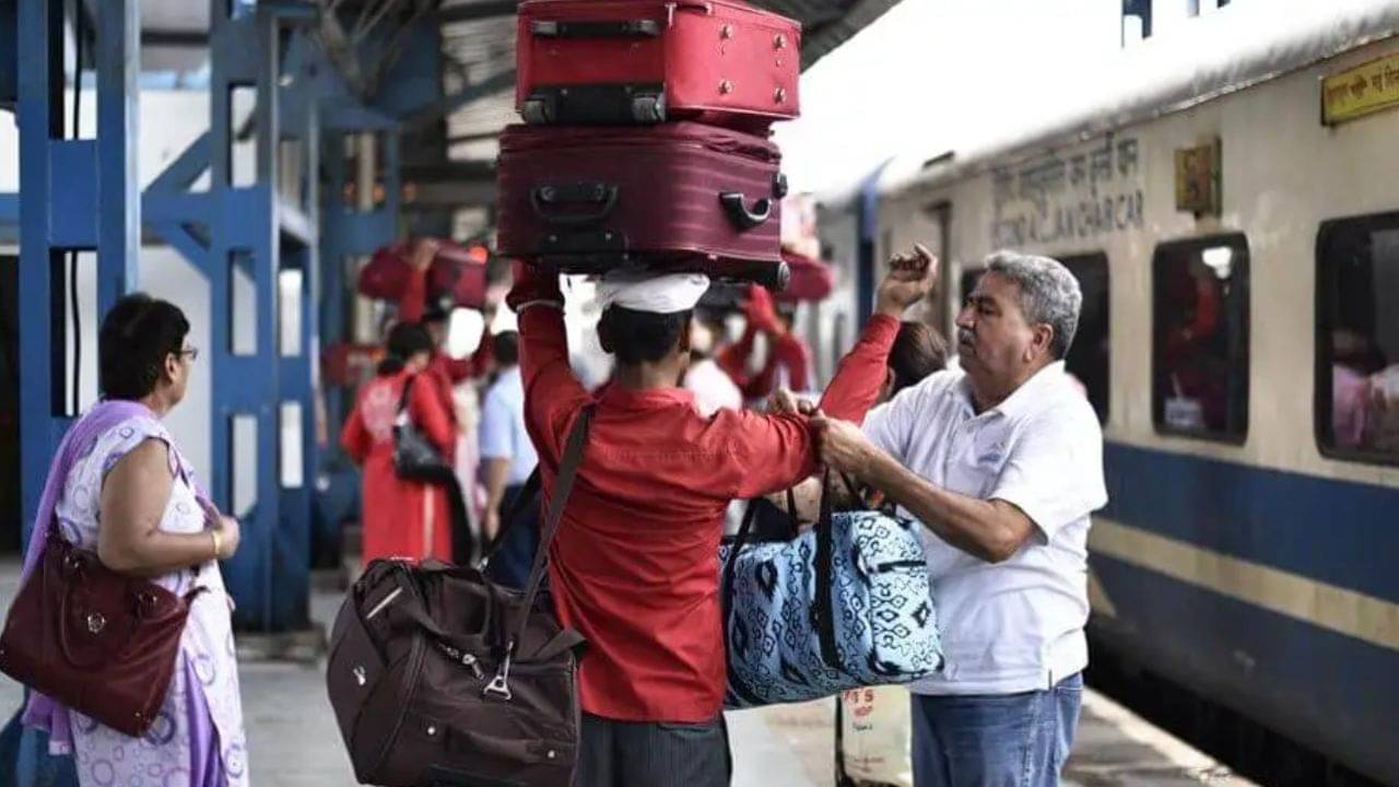 Train Luggage: কতগুলি ব্যাগ নিয়ে ট্রেনে ওঠেন? লাগেজে নয়া নিয়মটা জানেন তো?