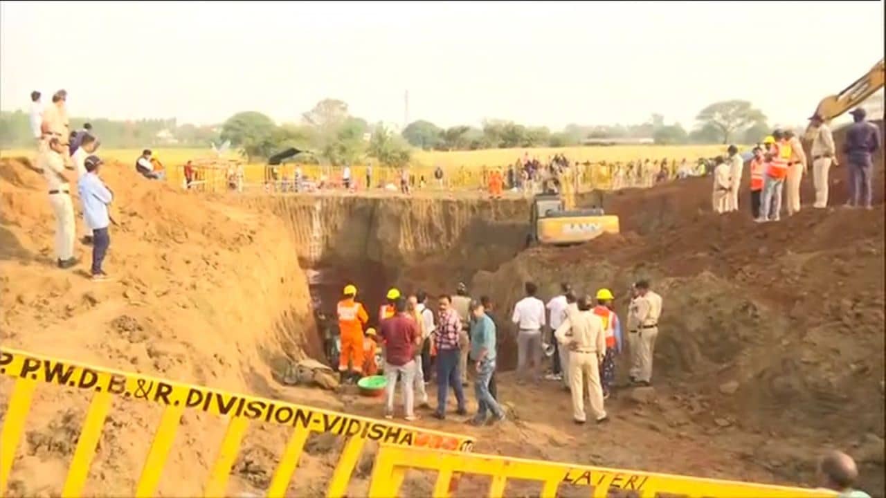 Child Fell into Borewell: ব্যর্থ সমস্ত প্রচেষ্টা, ৪৮ ঘণ্টা পরে ৬০ ফুট গভীর কুয়ো থেকে উদ্ধার কিশোরের নিথর দেহ