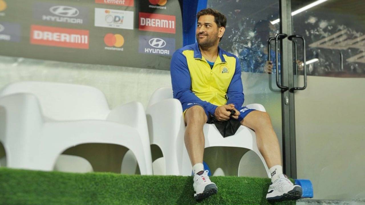 MS Dhoni, Watch Video : ব্যাট, কিপিং গ্লাভস ছেড়ে চেয়ার রং করলেন ধোনি