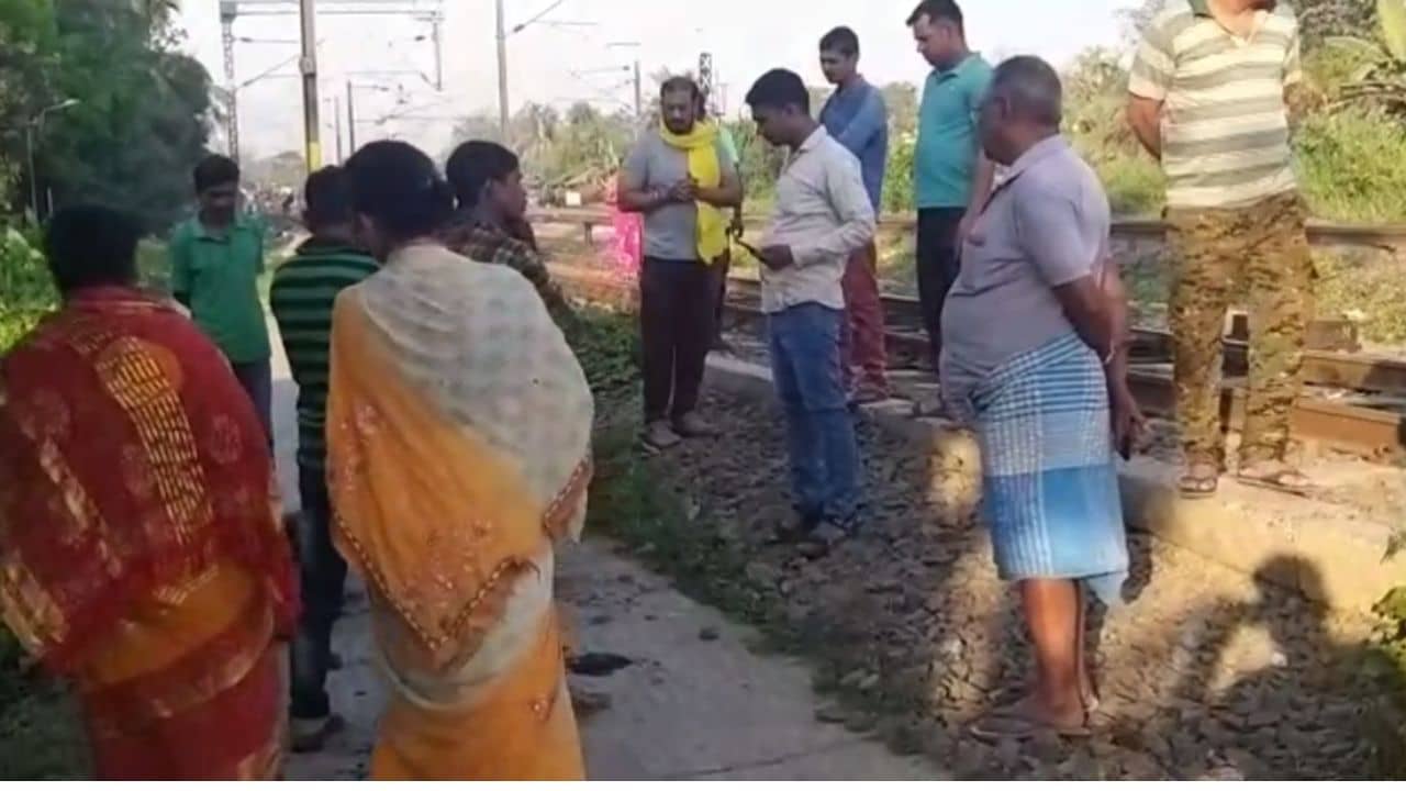 Maheshtala: গোটা শরীর গিয়েছে পুড়ে, রেললাইনের পাশে ছটফট করছেন যুবক, শিউরে ওঠার মতো দৃশ্য