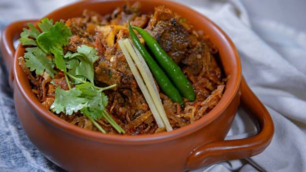 Sunday Special Recipe: স্বাস্থ্য সচেতন হতে গিয়ে রেড মিট খান না? বিনা তেলে খাসির মাংসে রেঁধে নিন