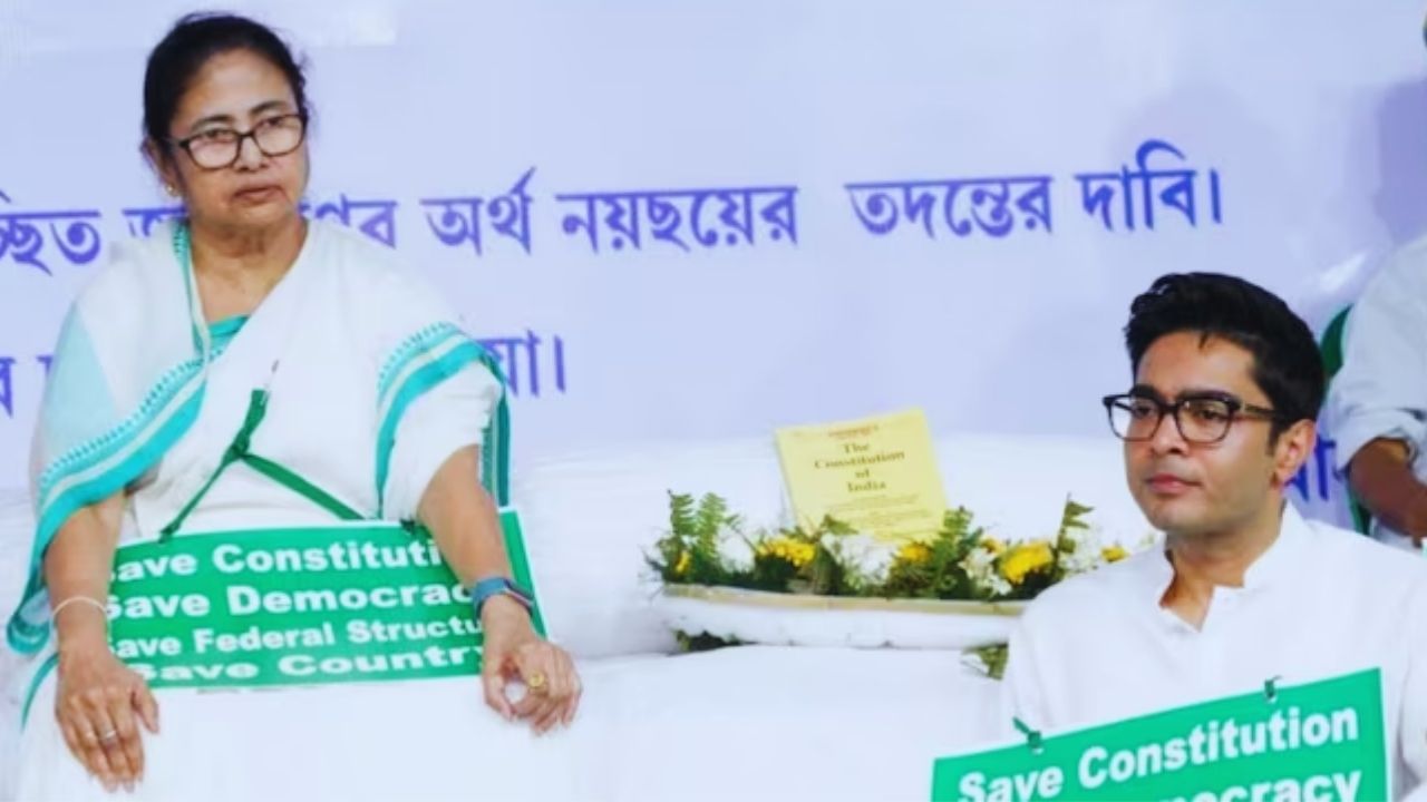 Abhishek Banerjee: হঠাৎ মমতার ধরনা মঞ্চে অভিষেক, বসলেন পিসির পায়ের কাছে, উপস্থিতি কি পূর্ব নির্ধারিত? Abhishek Banerjee: হঠাৎ মমতার ধরনা মঞ্চে অভিষেক, বসলেন পিসির পায়ের কাছে, উপস্থিতি কি পূর্ব নির্ধারিত?