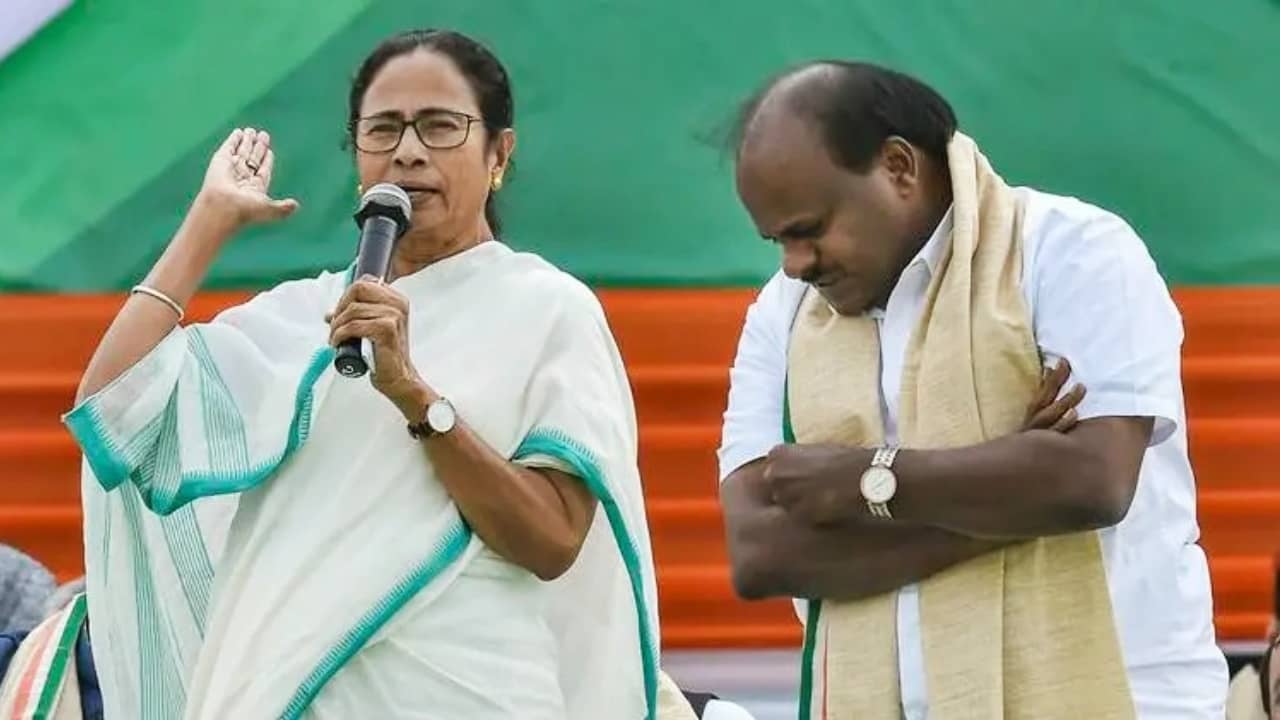Mamata-Kumarswami Meeting: কুমারস্বামী নিঃশব্দে এলেন, আবার চলেও গেলেন; ঝটিতি সফরে পড়ে থাকল কিছু প্রশ্ন