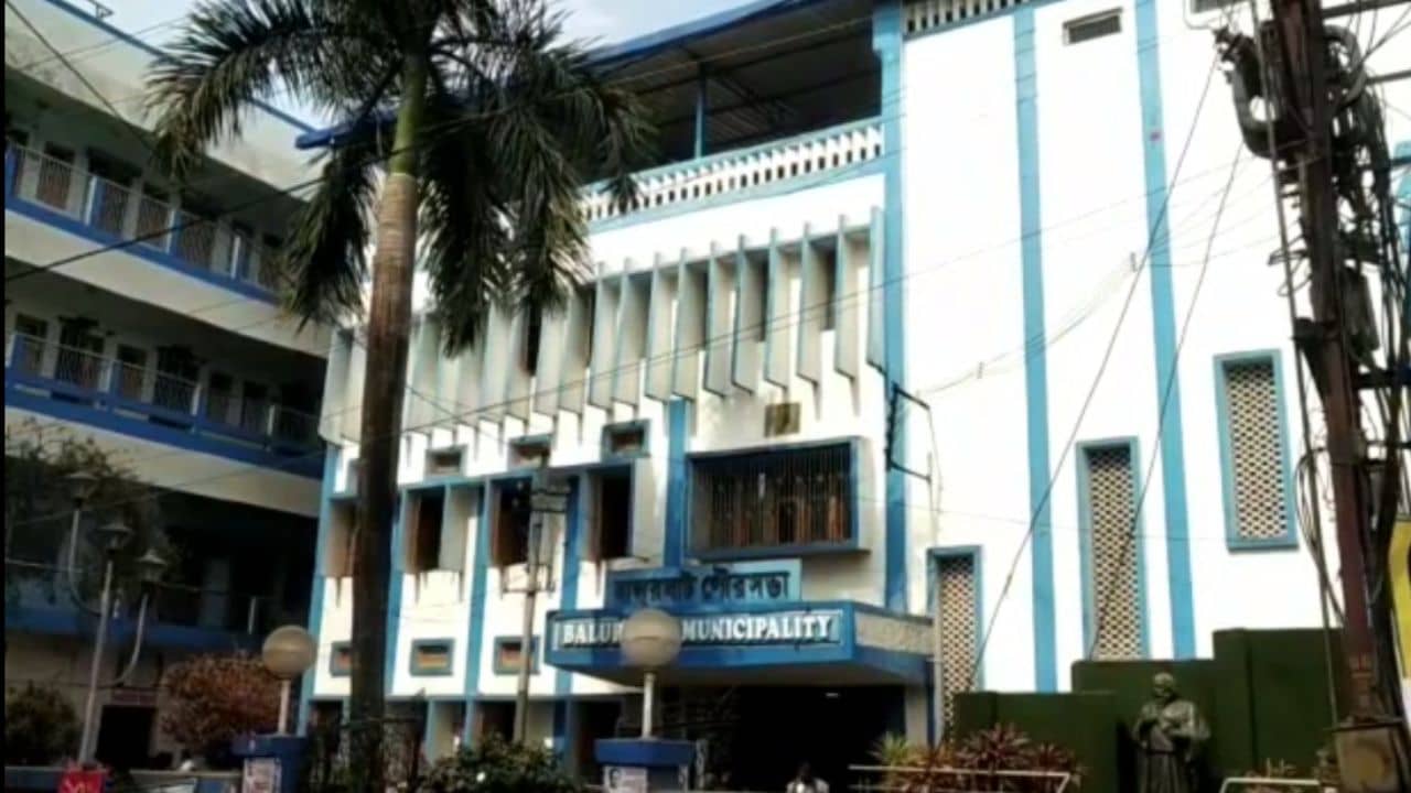 Balurghat: অস্বাভাবিক সম্পত্তি কর বাড়িয়েছে পুরসভা, জেলাশাসকের দ্বারস্থ আন্দোলনকারীরা