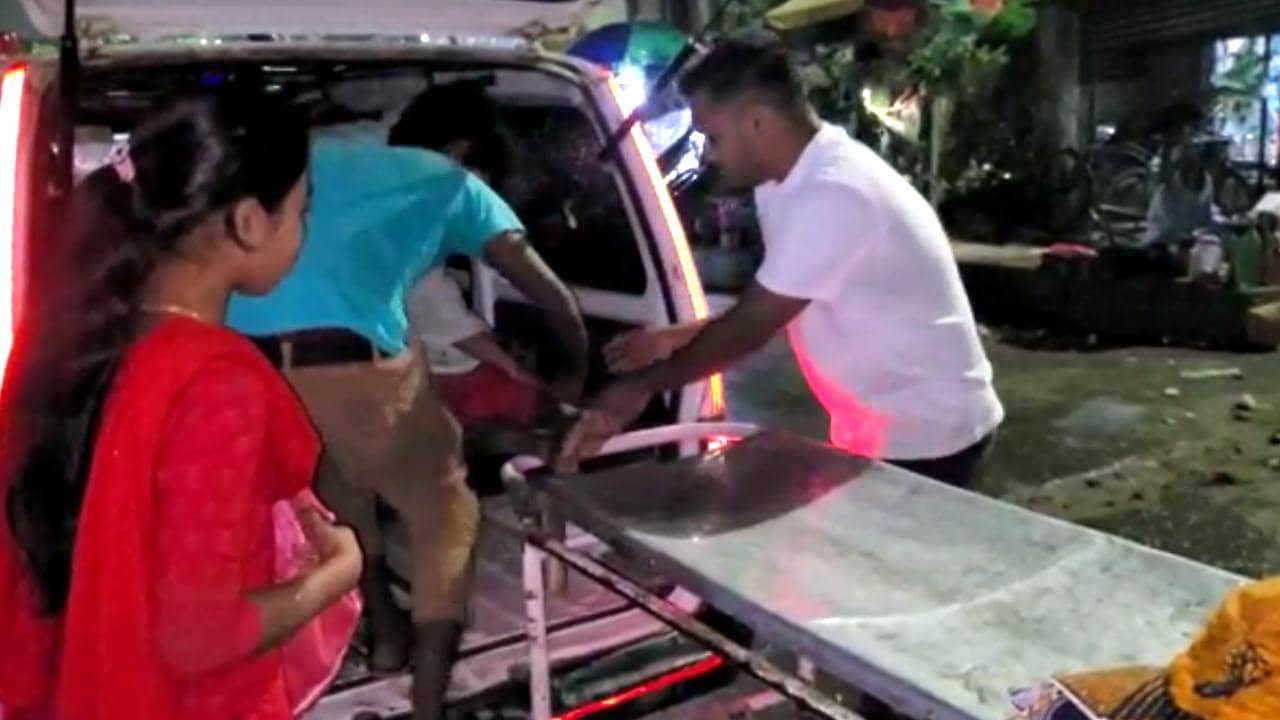 Suicide : বাথরুমের ঢুকতেই চোখ কপালে উঠল মায়ের, অ্যাসিড খেয়ে মেঝেতে পড়ে দশম শ্রেণির ছাত্রী, গলায় কাঁচি