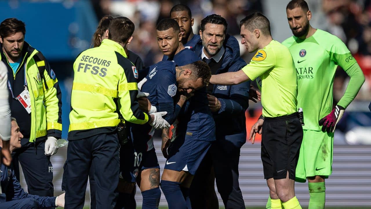 Neymar: হাঁটুর অস্ত্রোপচার, মরসুম থেকেই ছিটকে গেলেন পিএসজি স্ট্রাইকার