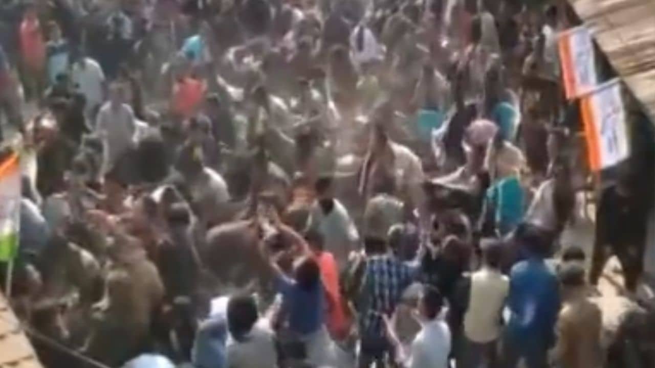 NPP Celebration: জয়ের উল্লাসে শূন্যে উড়ছে লাখ লাখ টাকা, নোট কুড়োতে হুড়োহুড়ি এনপিপি কর্মী-সমর্থকদের