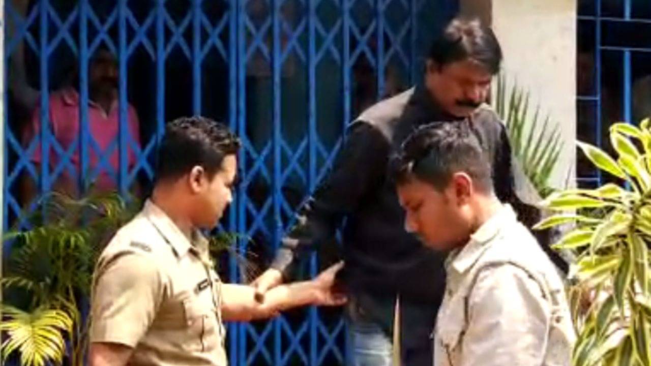 Fraud Case: প্রশাসনিক আধিকারিকের সই জাল করে প্রতারণার অভিযোগ, কাঠগড়ায় সরকারি কর্মী