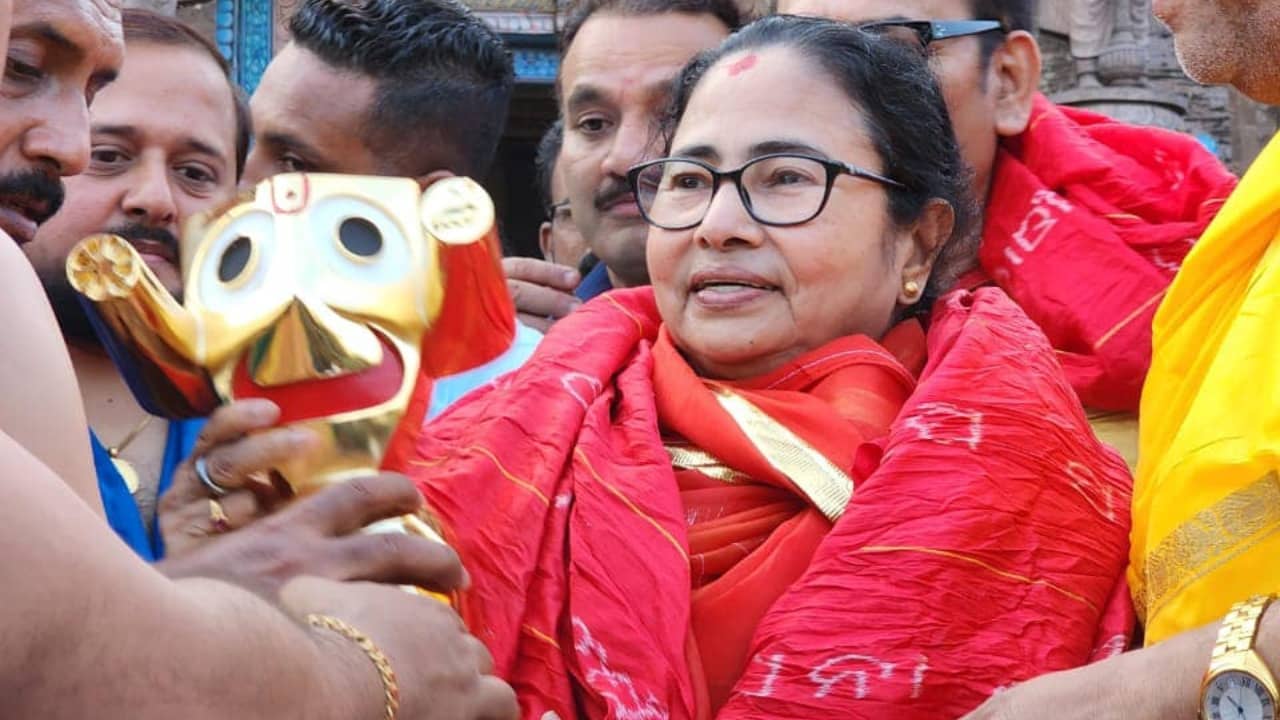 Mamata at Jagannath Temple: পুরীতে পুজো দিয়ে মমতা পেলেন অনন্য উপহার, কী প্রার্থনা করলেন তিনি?