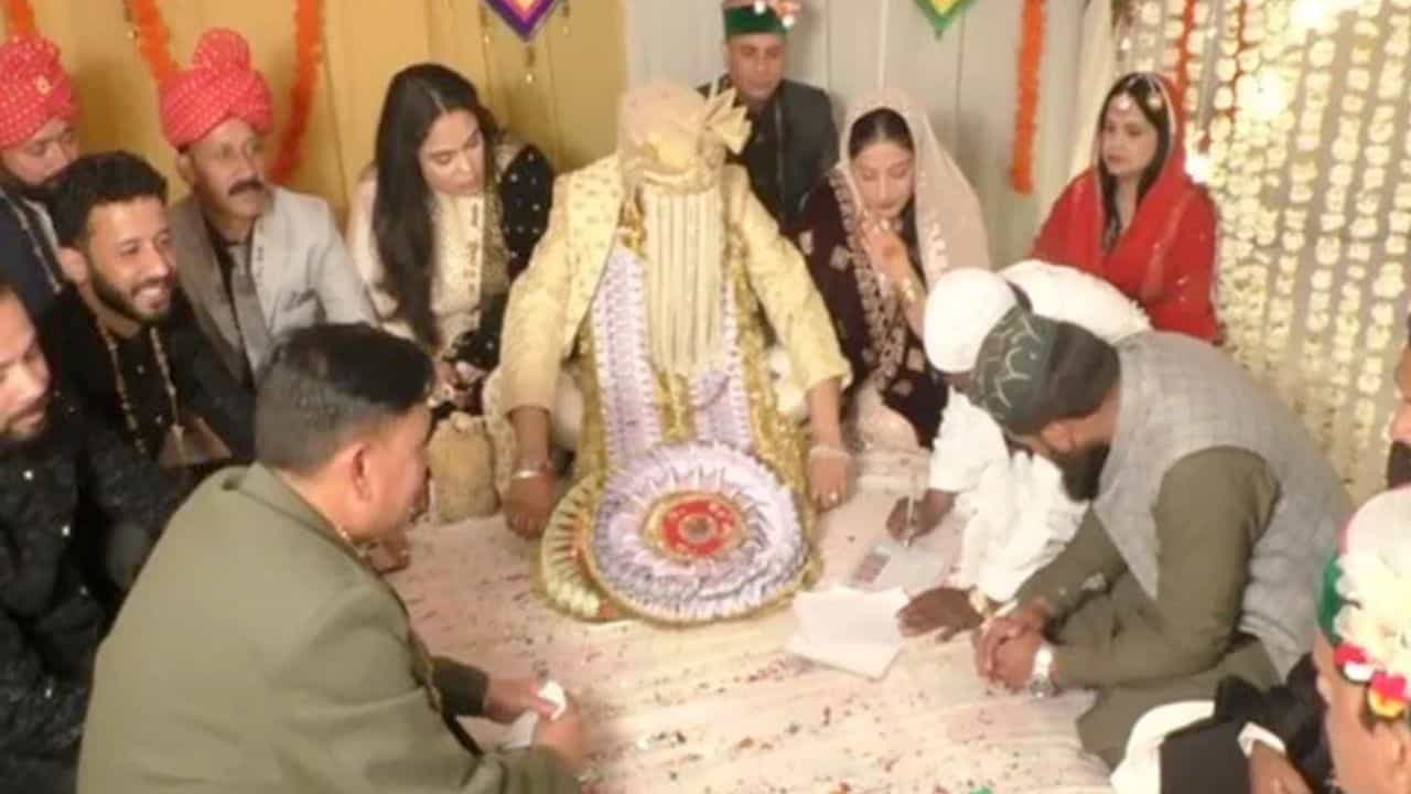 Muslim Couple Married At Temple: হিন্দু মন্দিরে বিয়ে মুসলিম যুগলের, উপস্থিত মৌলবী, পুরোহিতরাও Muslim Couple Married At Temple: হিন্দু মন্দিরে বিয়ে মুসলিম যুগলের, উপস্থিত মৌলবী, পুরোহিতরাও