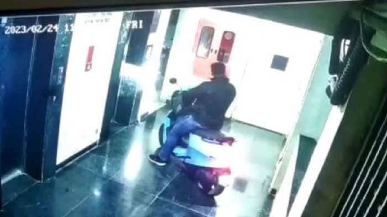 Ola E-Scooter: Ola S1 কিনেছেন, কিন্তু চার্জিংয়ের জায়গা নেই, অগত্যা লিফ্টে করে ঘরে ঢোকাতে হল মালিককে