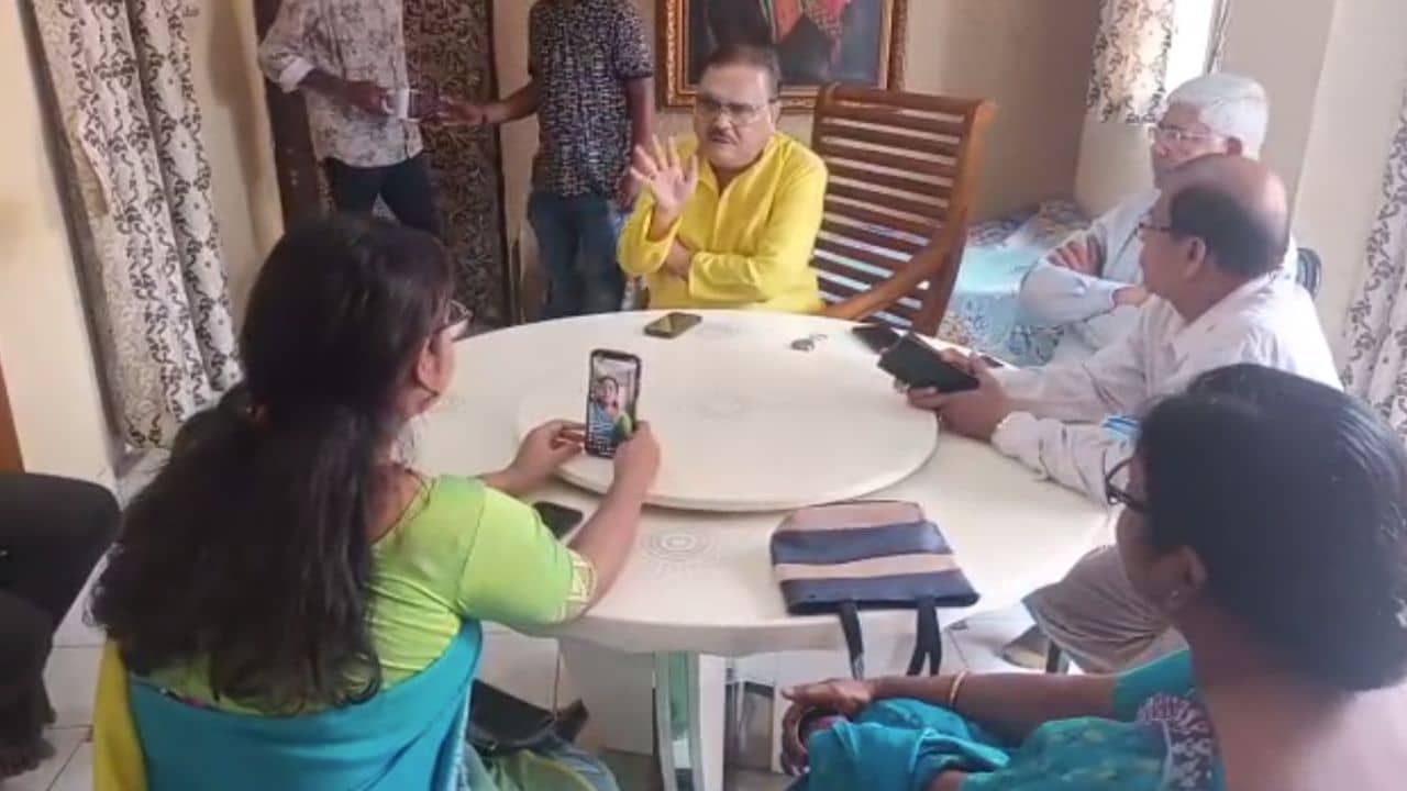 Bengali Teacher: বাংলা শিক্ষিকা ছাঁটাইয়ে তপ্ত বেলঘড়িয়া, মদনের সঙ্গে বৈঠক শেষে শিক্ষিকাকে কাজে আসার আহ্বান