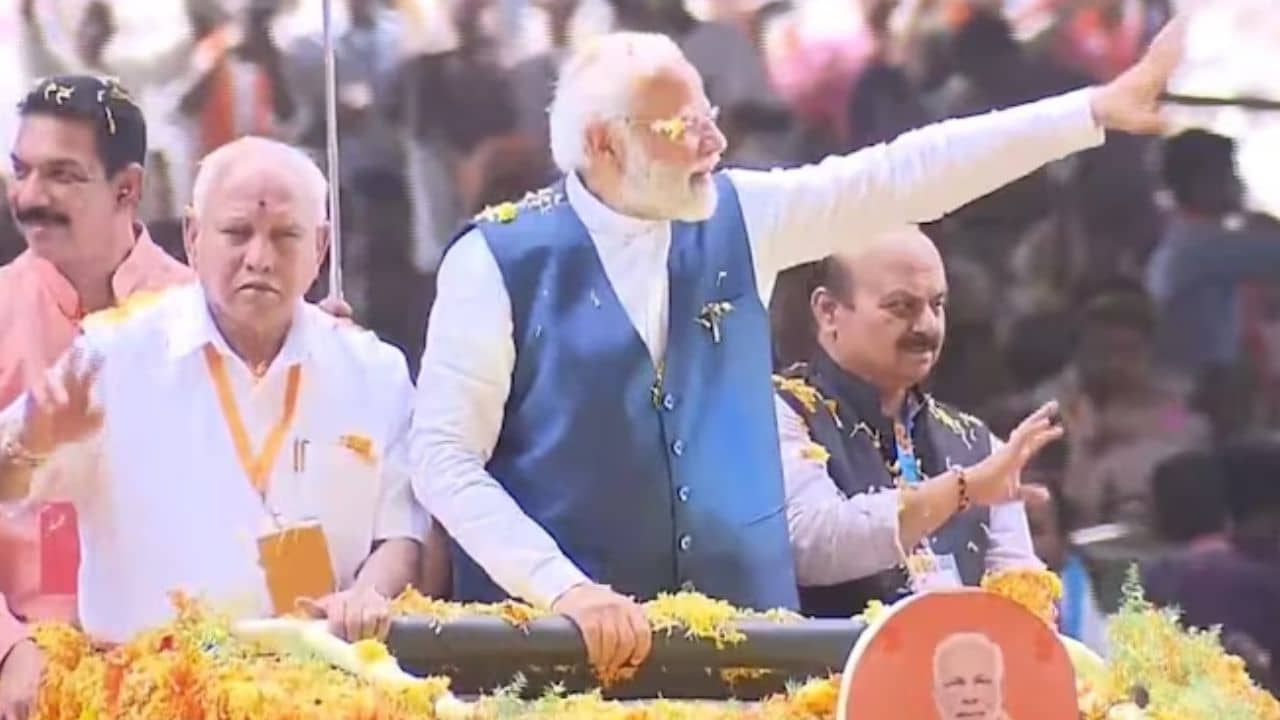 PM Narendra Modi: ফের মালা হাতে প্রধানমন্ত্রীর গাড়ির সামনে চলে এল যুবক, প্রশ্নের মুখে মোদীর নিরাপত্তা