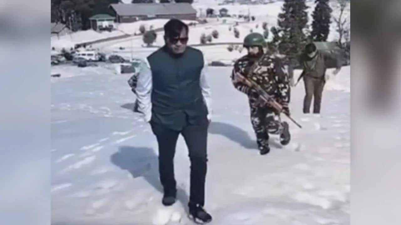 Imposter Arrested: জেড প্লাস নিরাপত্তা পান, চড়েন দামি বুলেটপ্রুফ গাড়ি, প্রধানমন্ত্রীর দফতরের উচ্চপদস্থ কর্তার আসল পরিচয় জেনে মাথায় হাত পুলিশের