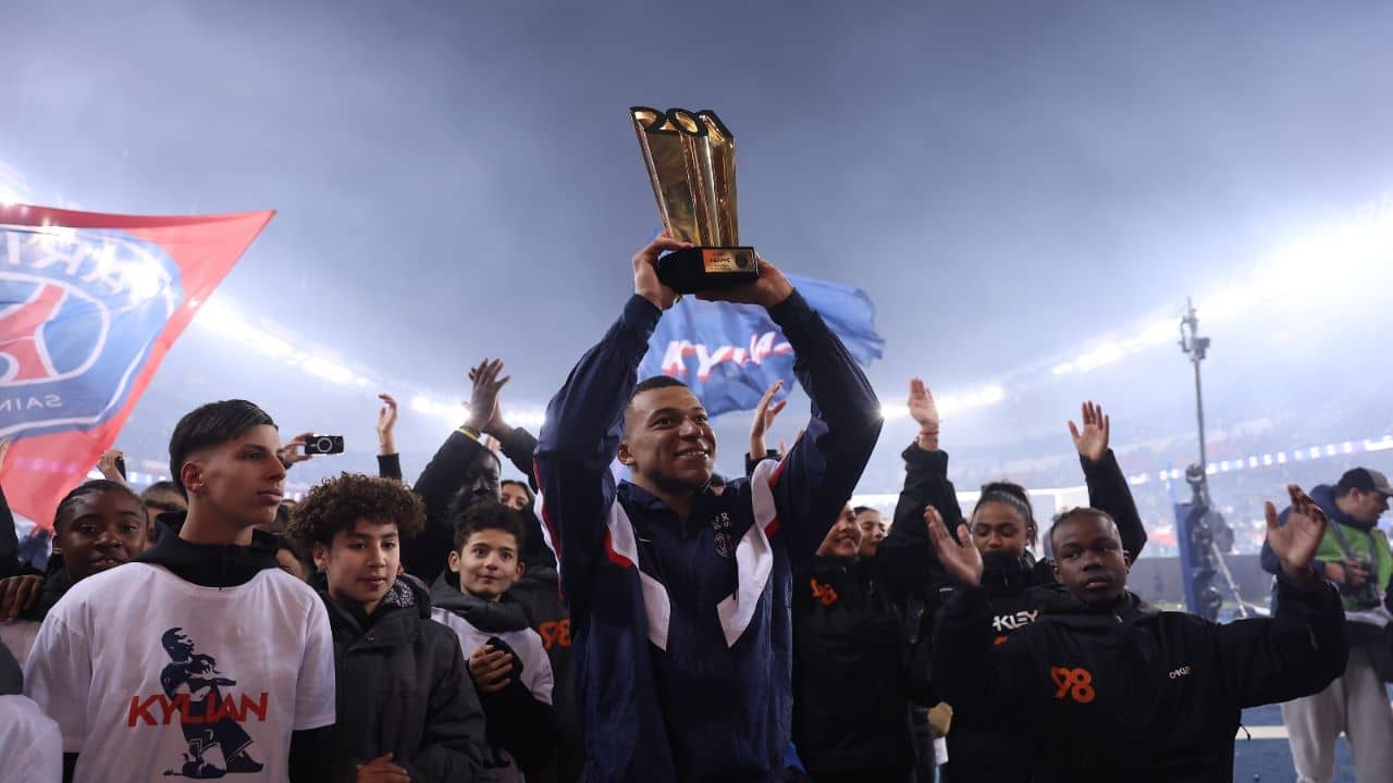 Kylian Mbappe: রেকর্ড গড়া জার্সি উপহার দিলেন সন্তানহারা প্রতিপক্ষকে, এমবাপেকে কুর্নিশ