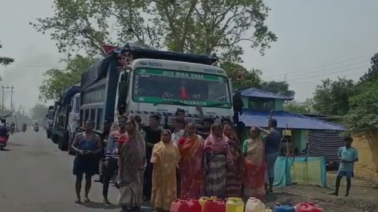 Road Blockade: পানীয় জল অমিল, বালতি কলসি নিয়ে রাস্তা অবরোধ বিক্ষুব্ধ এলাকাবাসীর