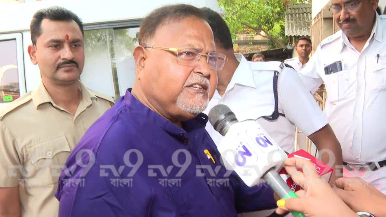 Partha Chatterjee: কারারক্ষীদের মমতার পুলিশের ছাতার তলায় চাইছেন পার্থ! নয়া কৌশল?