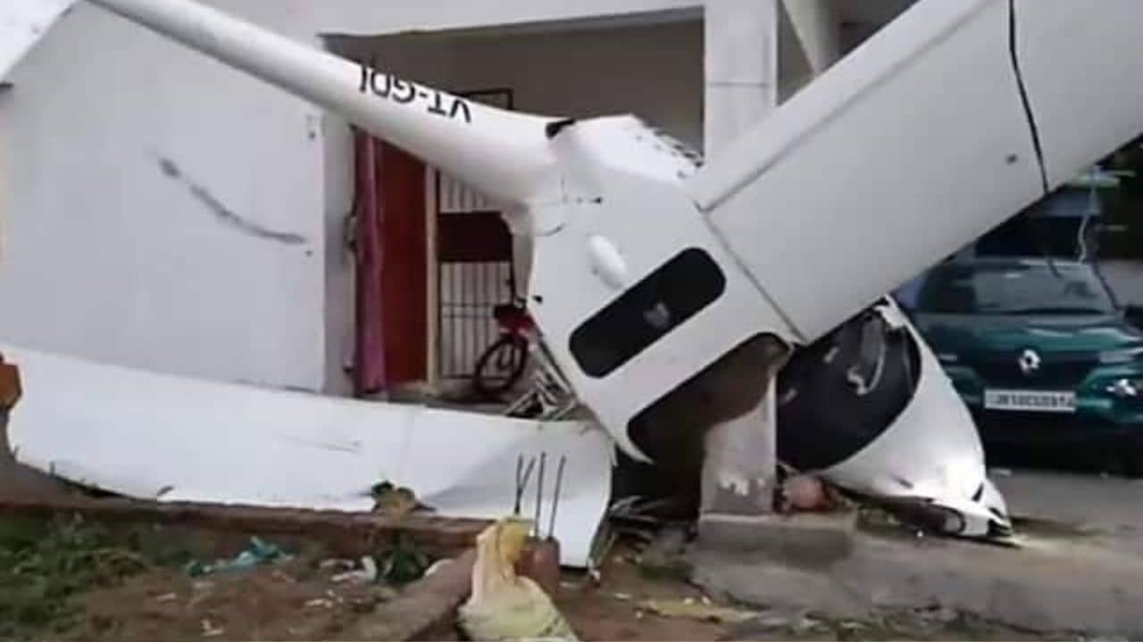 Dhanbad Plane Crash Video: আকাশ থেকে শহর দেখবে বলে গ্লাইডার বিমানে চেপেছিল, মাঝ আকাশ থেকে বাড়ির ছাদে আছড়ে পড়ল বিমান, দেখুন ভয়ঙ্কর ভিডিয়ো
