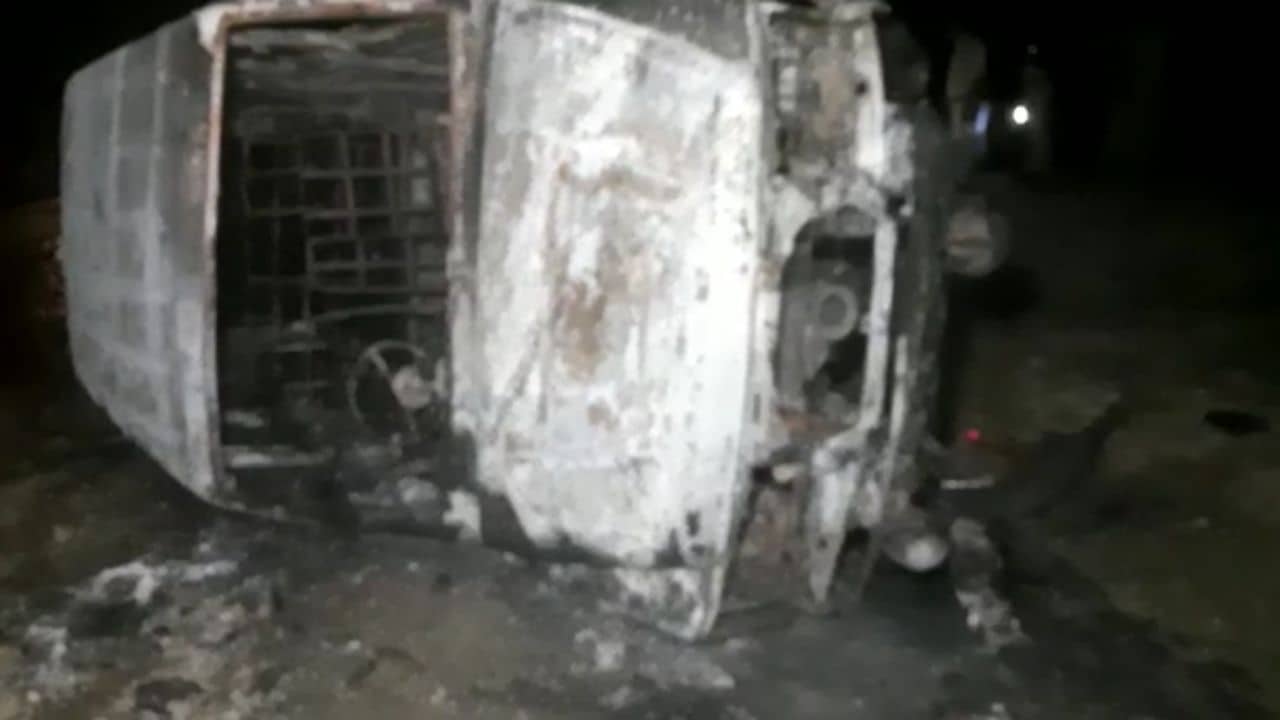 Siliguri Sand Smuggling: জ্বালিয়ে খাক করে দেওয়া হল পুলিশের গাড়ি,  সেই শিলিগুড়িতেই অবৈধ বালি পাচার রুখতে গিয়ে আক্রান্ত প্রশাসন