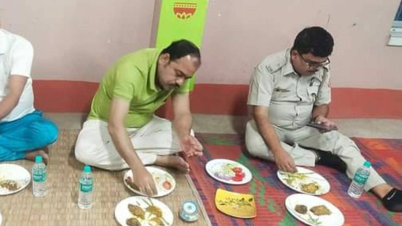 Didir Suraksha Kavach : তৃণমূল কর্মীর বাড়িতে পা ছড়িয়ে বসে নৈশভোজে পুলিশ কর্তা, পাশে MLA