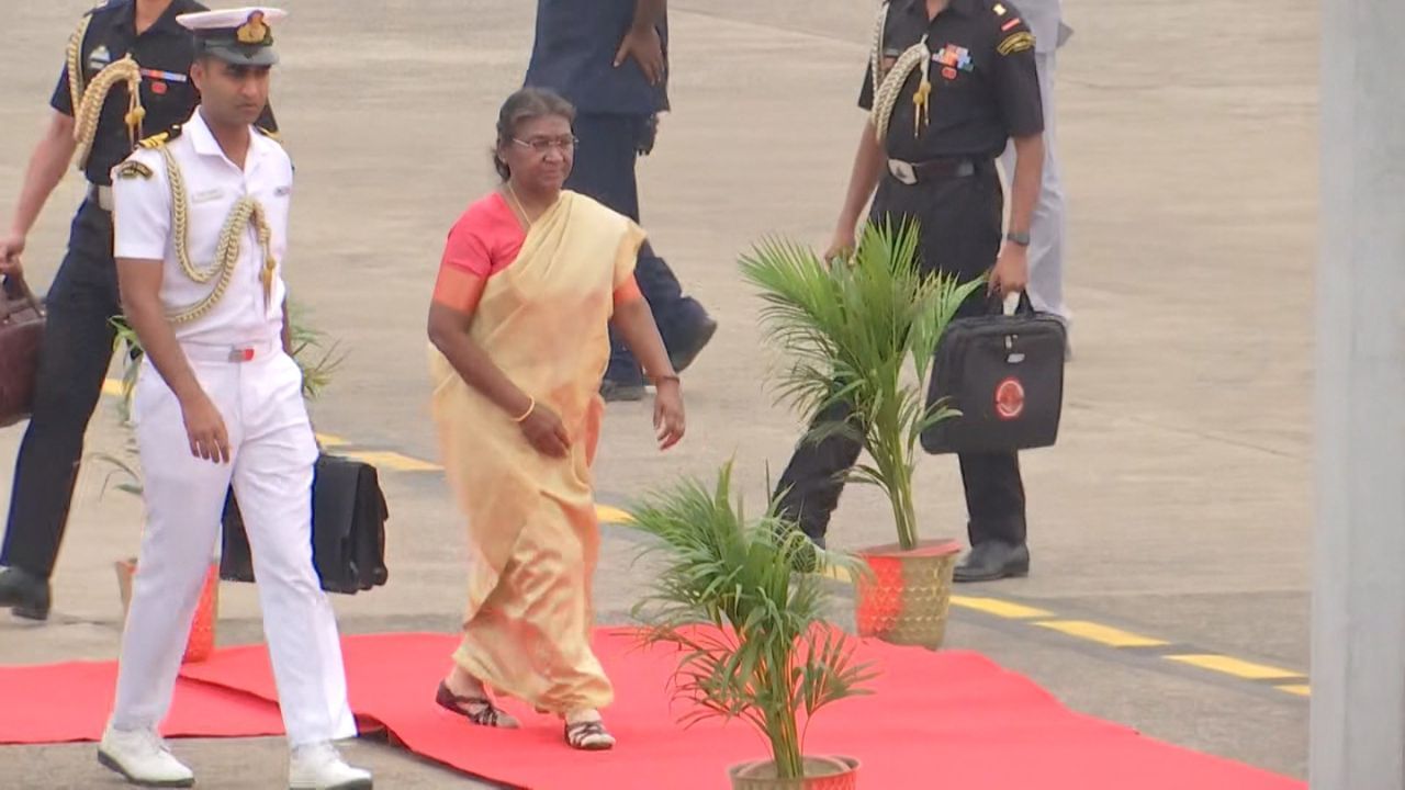 President Draupadi Murmu:  রাষ্ট্রপতিকে অভ্যর্থনায় রেসকোর্সে মুখ্যমন্ত্রী, সাংস্কৃতিক অনুষ্ঠানের ঢালি নিয়ে নেতাজি ইন্ডোরে হাজির থাকছেন মন্ত্রী বীরবাহা হাঁসদা
