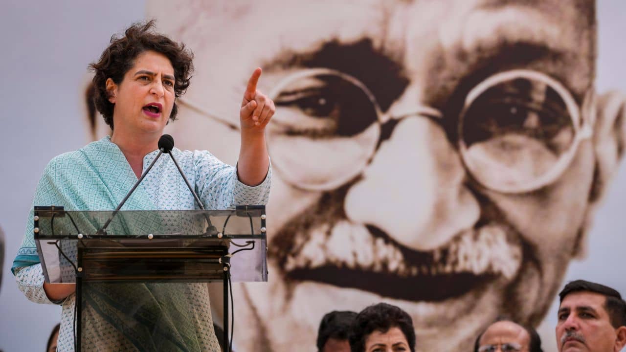 Priyanka Gandhi: ‘কেমব্রিজ থেকে অর্থনীতিতে এমফিল যাঁর, তাঁকেই বিশ্বের সামনে পাপ্পু বানানো হল’, দাদার হয়ে সওয়াল প্রিয়াঙ্কার