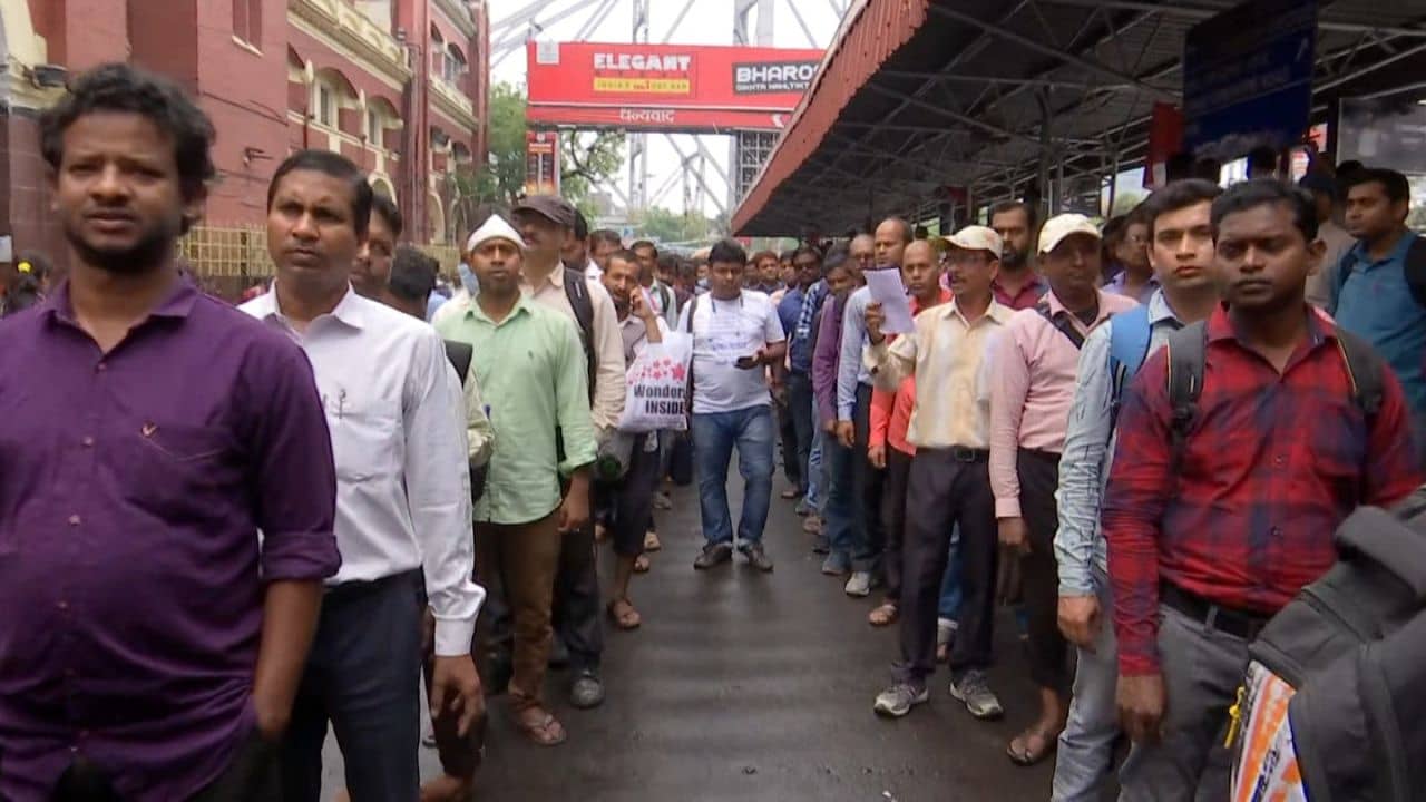 DA Protest: ছুটি দিয়ে কি পেট ভরবে?, বৃষ্টি উপেক্ষা করেই রাজপথে DA-র দাবিতে মিছিল সরকারি কর্মীদের