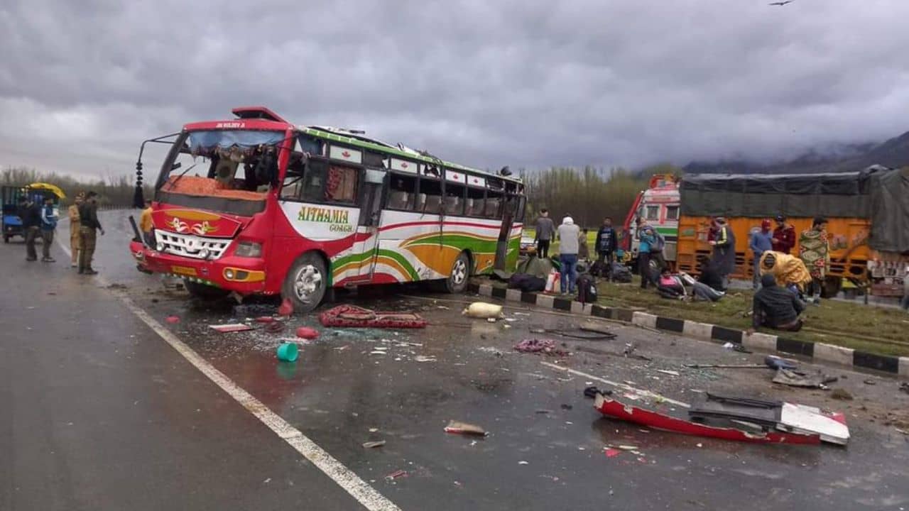 Pulwama Bus Accident: সাত সকালেই বাস দুর্ঘটনায় মৃত ৪, আহত একাধিক