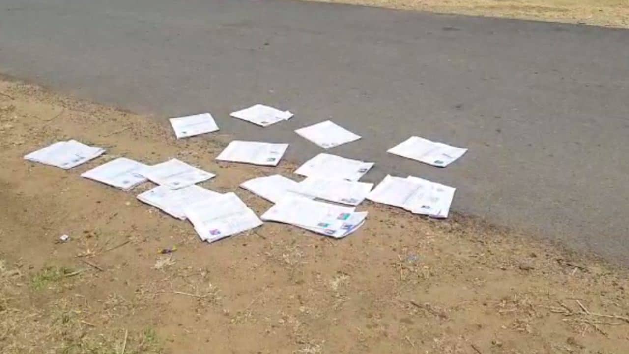 Duare Sarkar: লাল মাটির রাস্তায় ছড়িয়ে পড়ে দুয়ারে সরকার প্রকল্পের আবেদন পত্র