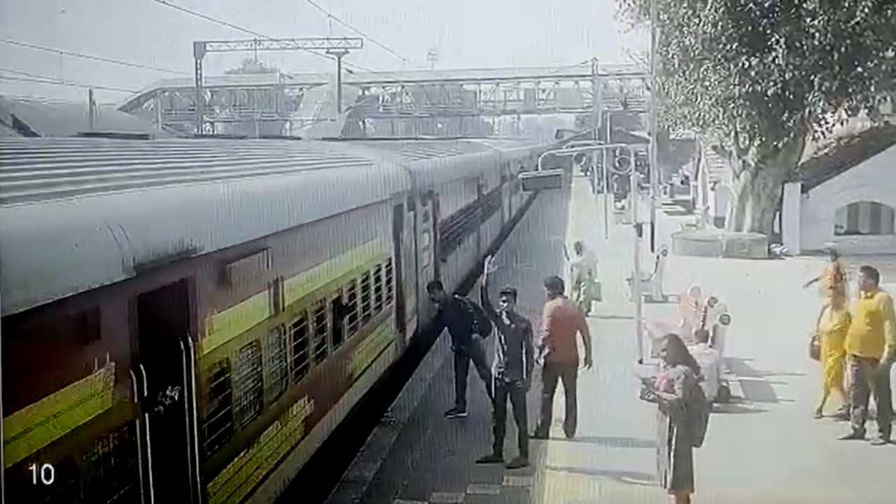 Purulia : রাখে হরি মারে কে! চলন্ত ট্রেন আর প্ল্যাটফর্মের মাঝে পড়েও রক্ষা পেলেন যাত্রী