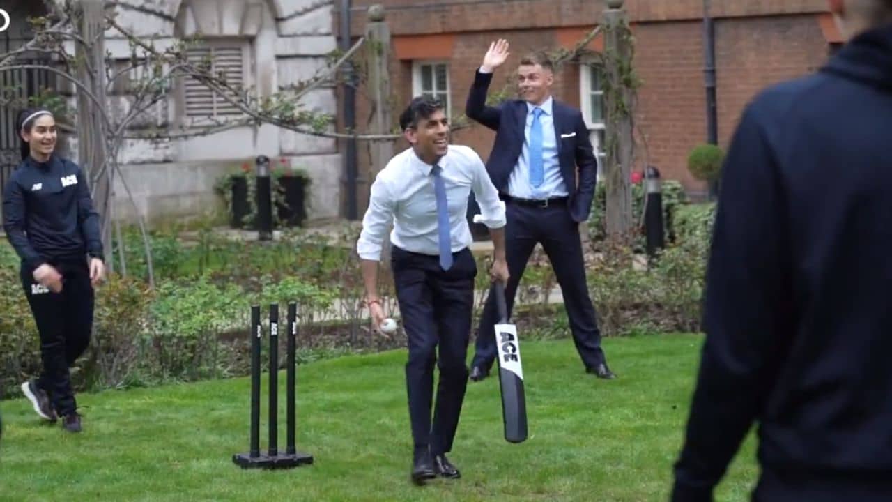 Rishi Sunak : বিশ্বজয়ীদের সঙ্গে ক্রিকেটে মজে ব্রিটিশ প্রধানমন্ত্রী, স্যাম কারানের বোলিংয়ে অবাক!