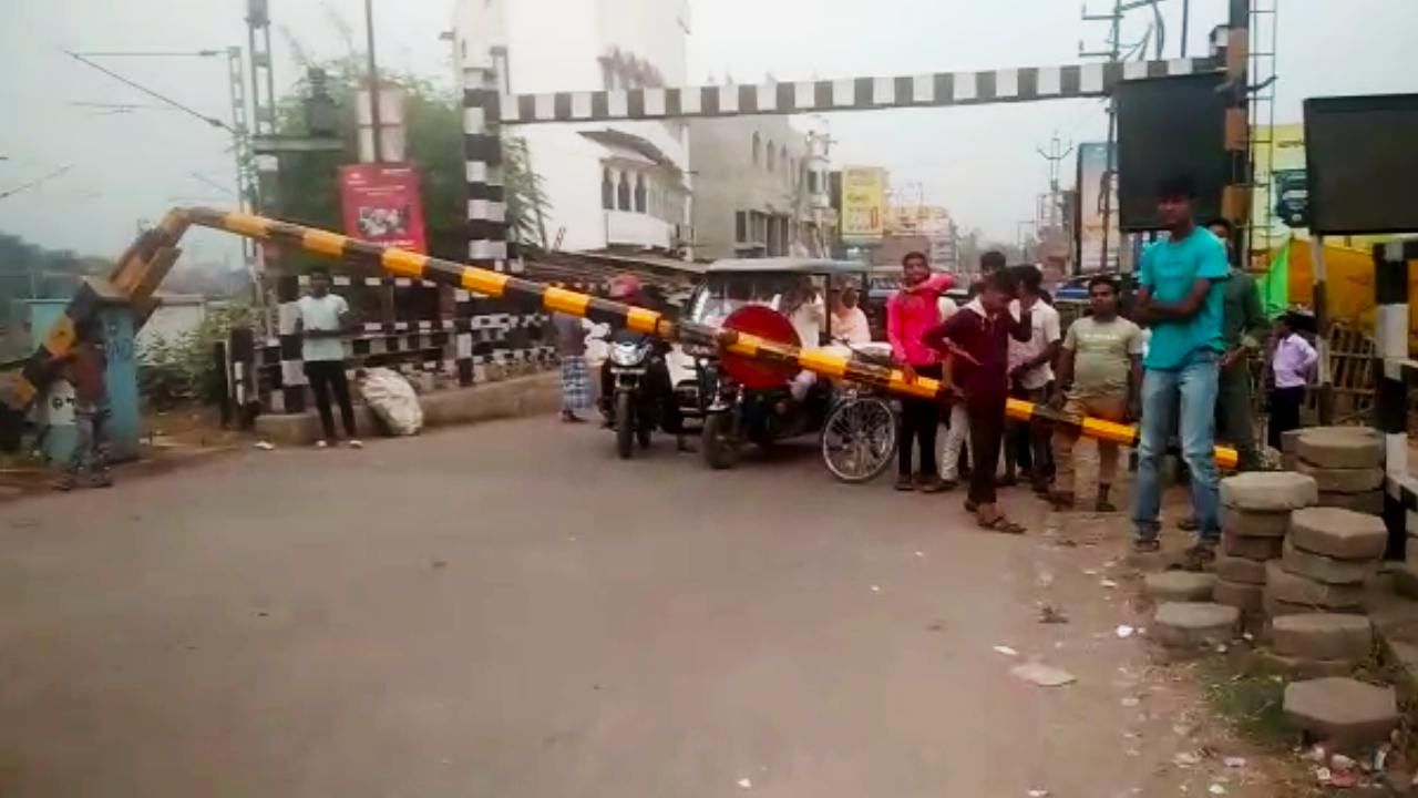 Murshidabad : হাসিমুখে বাবার হাত ধরে পার হচ্ছিল রাস্তা, আচমকা শিশুর মাথায় ভেঙে পড়ল রেলগেট