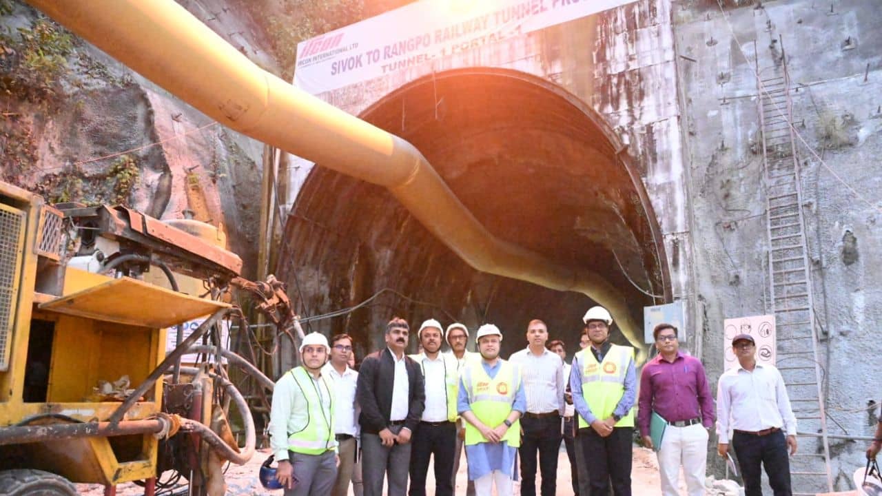 Ashwini Vaishnaw: সেবককে সিকিমের প্রবেশপথ হিসাবে গড়ে তুলুন, রেলপথ নির্মাণকাজ পরিদর্শনে এসে নির্দেশ রেলমন্ত্রীর