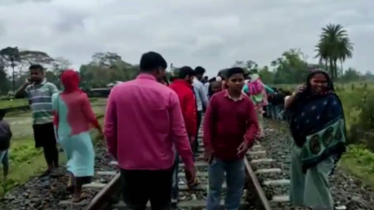 Youth Death: কানে হেডফোন দিয়ে লাইন পেরতে গিয়ে ট্রেনের ধাক্কা, মুহূর্তে ছিন্নভিন্ন গোটা শরীর