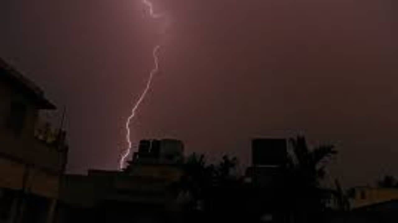 Weather Updates: বৃষ্টিতে ভিজল তিলোত্তমা, কলকাতা সহ দক্ষিণবঙ্গে হলুদ সতর্কতা জারি