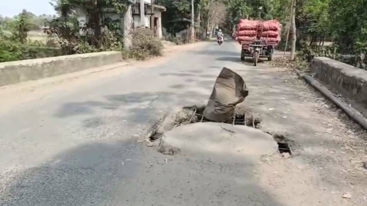 Rastasree: একই জেলার দুই ভিন্ন চিত্র! সিঙ্গুরে উদ্বোধন হচ্ছে নতুন রাস্তার, খানাকুলের মানুষ বিক্ষোভ করছেন বেহল দশার জন্য
