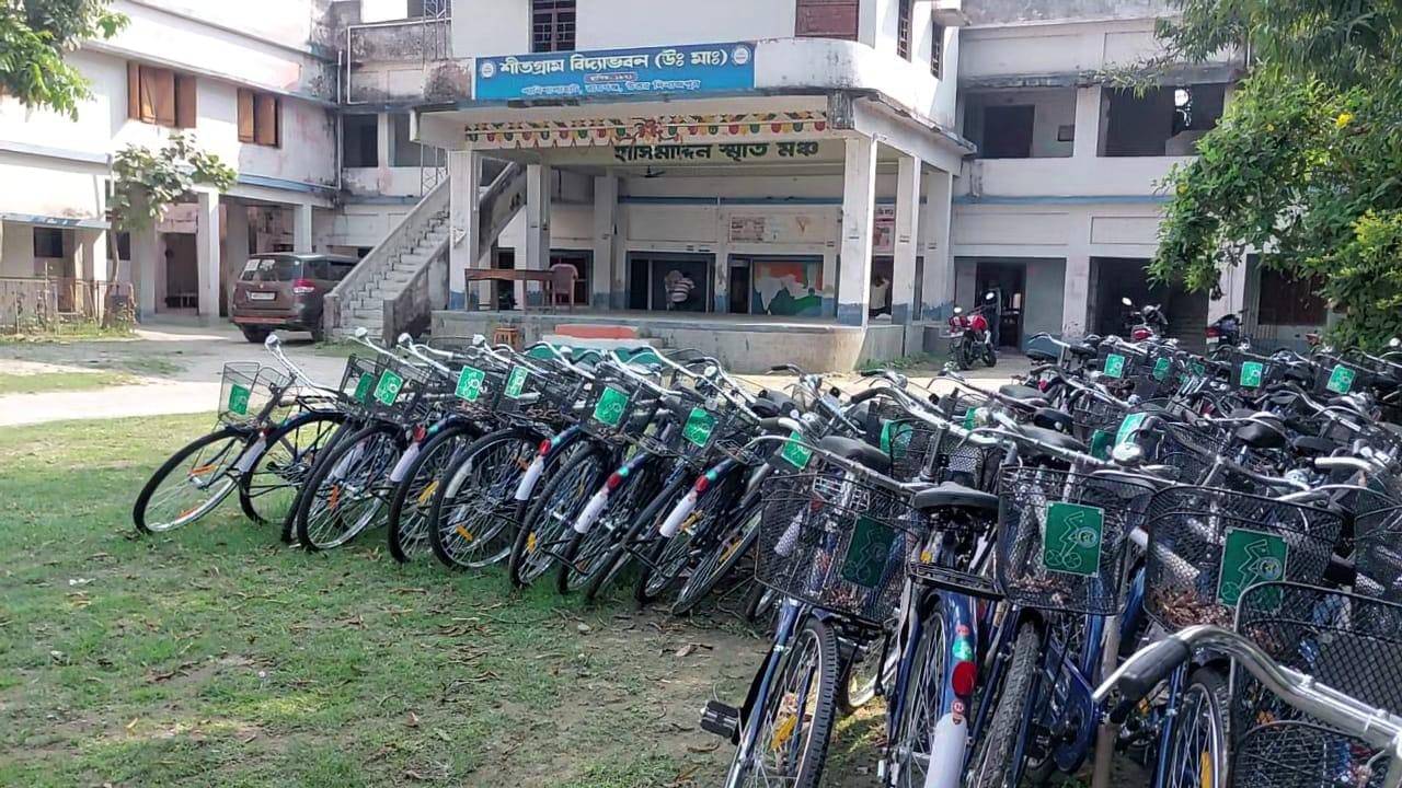 Sabuj Sathi Cycle : সবুজ সাথীর সাইকেল নিতে পড়ুয়াদের দিতে হচ্ছে টাকা, কাঠগড়ায় রায়গঞ্জের স্কুল
