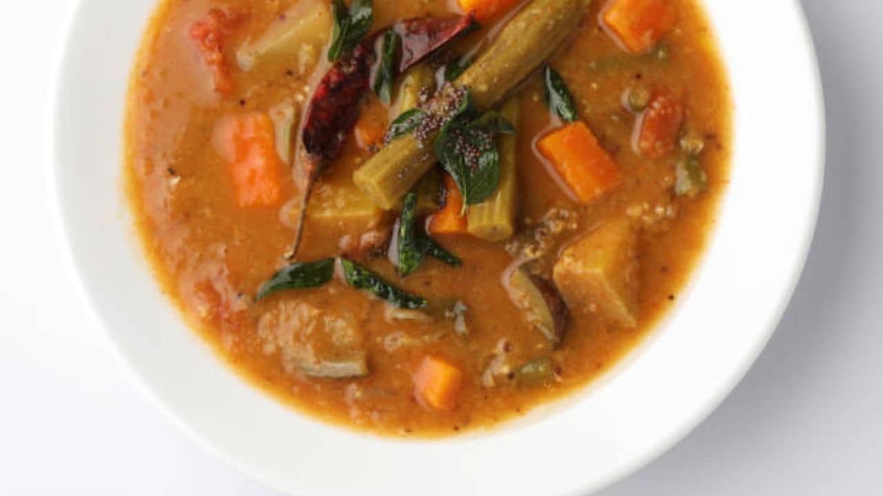 Sambar Recipe: আবহাওয়ার খামখেয়ালিপনায় রান্না করতে বিরক্ত? কাঁঠাল বীজের সঙ্গে পালং শাক দিয়ে বানিয়ে নিন নিরামিষ সাম্বার ডাল