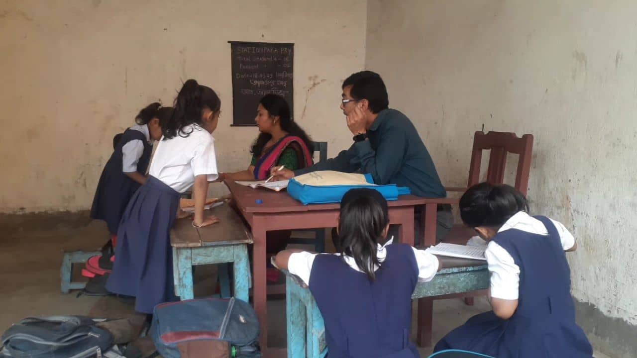 Primary School: ক্লাসরুম নয়, এটাই একটা আস্ত স্কুল! শিক্ষক ২, পড়ুয়া ৬