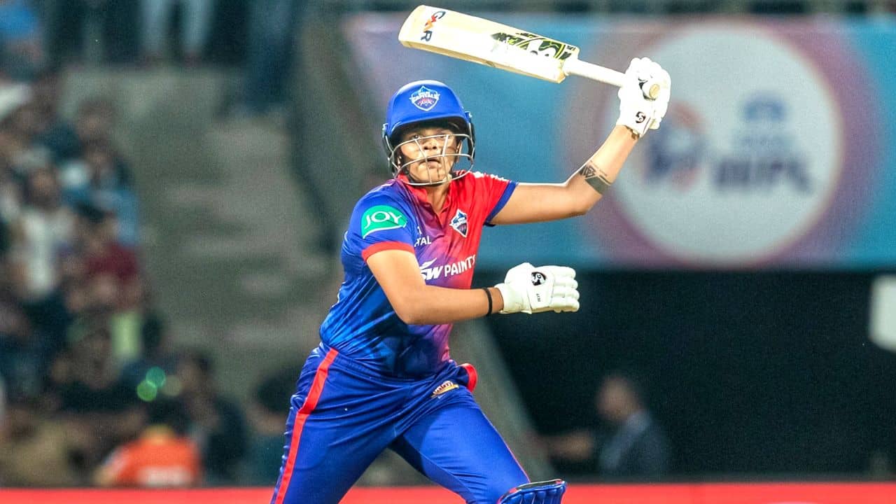 GG vs DC, WPL 2023: বিমান ধরার তাড়া ছিল? শেফালির চার, ছক্কা বন্যায় প্রশ্ন সঞ্চালকের