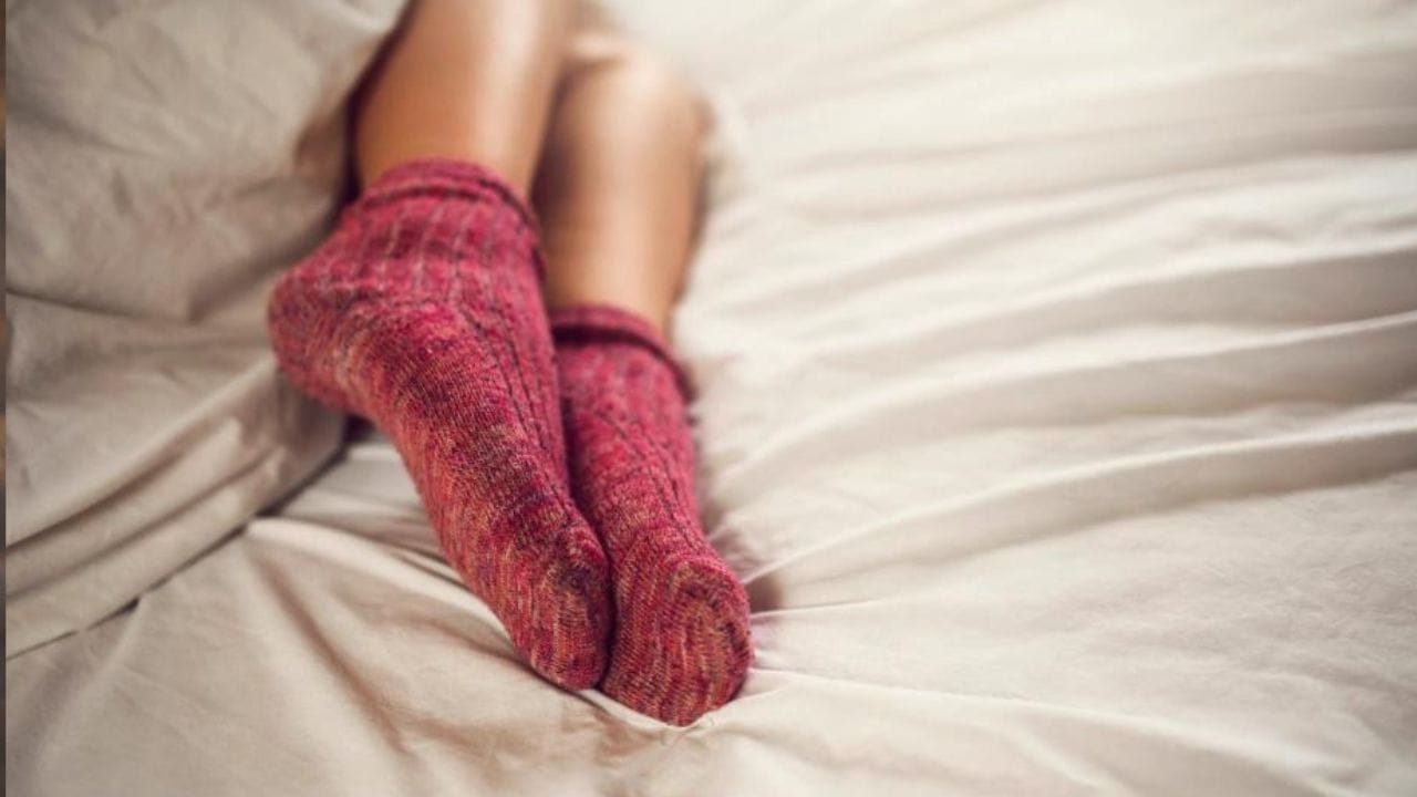 Sleeping Better মোজা পরে শুলে ঘুম কি গভীর হয়? সত্যিটা জেনে নিন এখনই