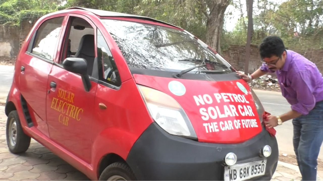 Solar Car: মাত্র ২০ টাকা খরচ করেই ১০০ কিমি রাস্তা গাড়ি নিয়ে ছুটছেন মনোজিৎ