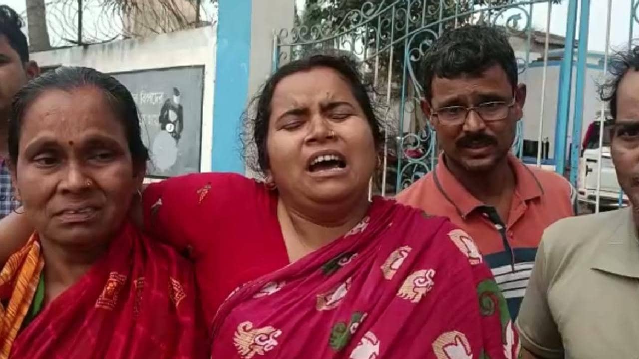 Student Suicide : ‘বখাটে ছেলেটার জন্য আজ চলে গেল আমার মেয়ে’, আর্তনাদ শোকে পাথর মায়ের