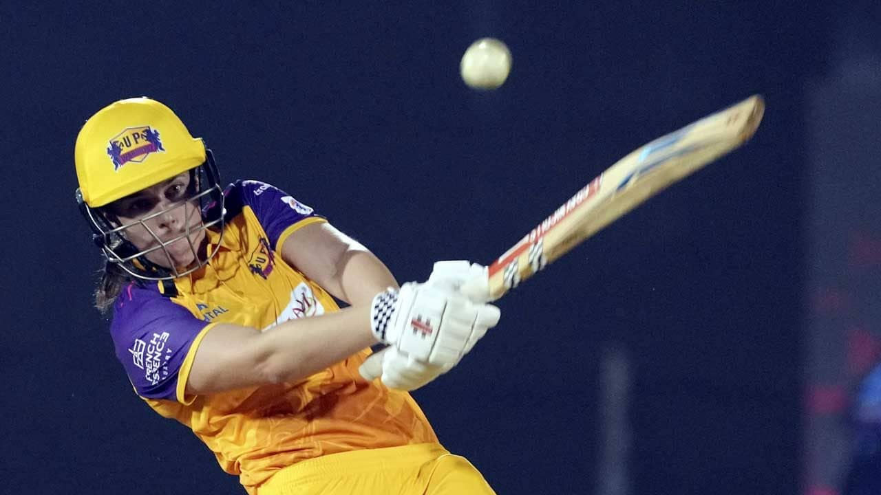 WPL 2023: ক্রিকেট ছেড়ে শিক্ষকতার ভাবনা! বোলিংয়ে অভিষেক, বিশ্বের এক নম্বর ব্যাটার মাতাচ্ছেন WPL-এ