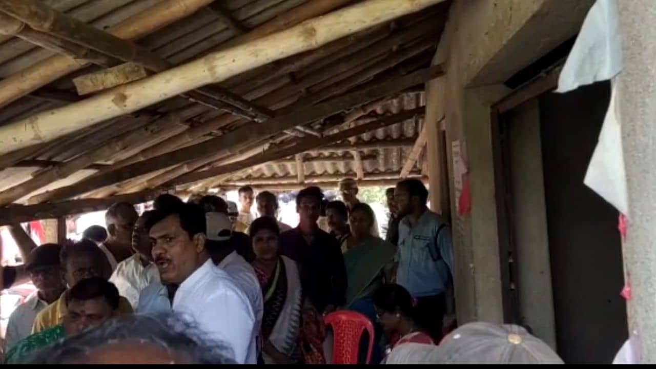 Didir Suraksha Kawach: রাস্তা তো আর একদিনে হবে না! গ্রামবাসীদের প্রশ্নের মুখে চটলেন বিধায়কও