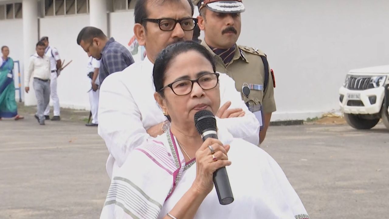 Mamata Banerjee: ধরনায় বসছেন মুখ্যমন্ত্রী মমতা