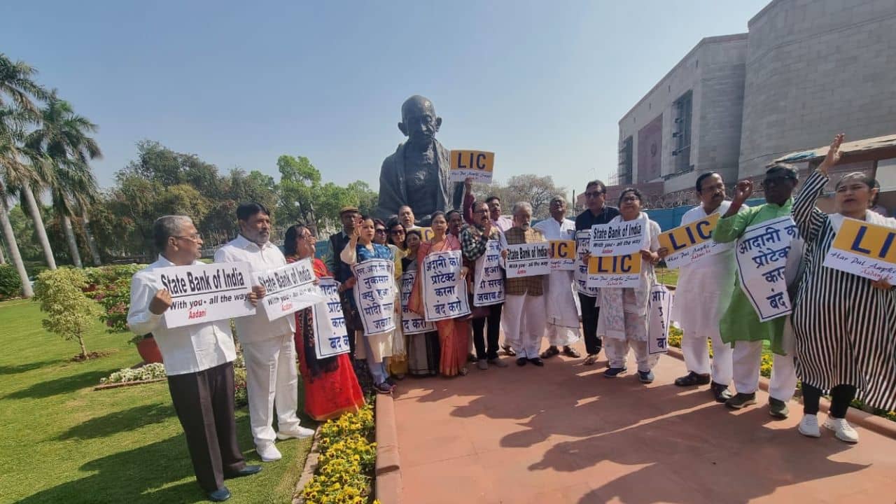 TMC: বিরোধী দলের বৈঠকে গরহাজির, এককভাবে সংসদের বাইরে ধর্না তৃণমূলের; কীসের ইঙ্গিত এটা?