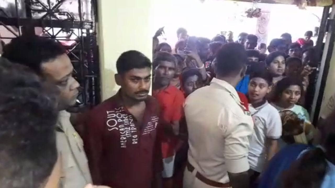 School Teacher Missing : দুর্নীতি নিয়ে ফেসবুক পোস্টের পরেই খোঁজ মিলছে না শিক্ষকের, স্কুলে বিক্ষোভ পড়ুয়াদের