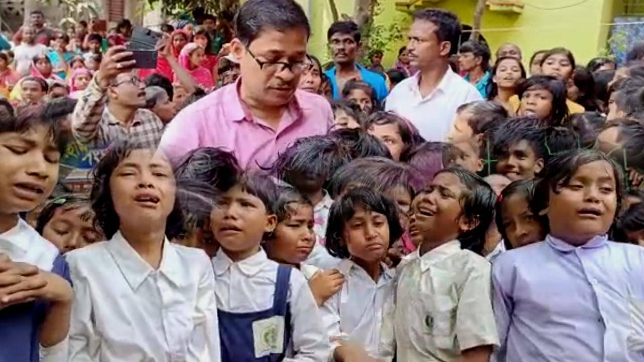 Purba Medinipur : ‘যাবেন না স্যর’, বদলির নির্দেশ আসতেই শিক্ষকের পথ আটকে কান্নায় ভেঙে পড়ল পড়ুয়ারা